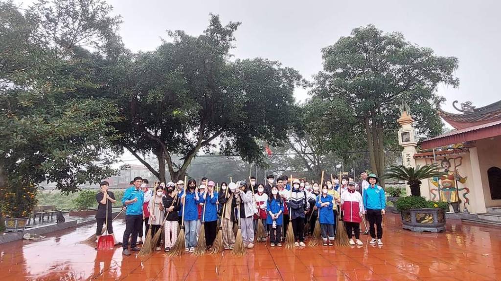 Đoàn xã Tân Mỹ phối hợp Đoàn trường THPT Giáp Hải dọn vệ sinh môi trường chuẩn bị cho Lễ hội Đền Ngọc Lâm
