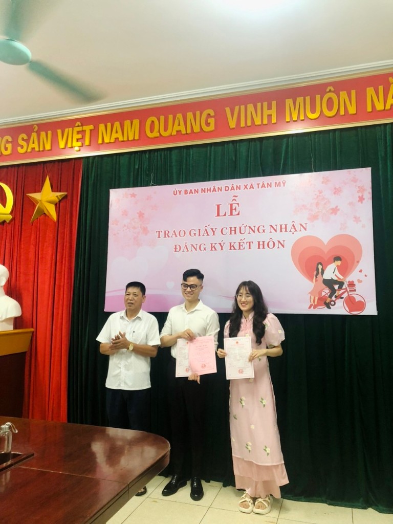 Xã Tân Mỹ tổ chức Lễ trao giấy chứng nhận kết hôn|https://tanmy.tpbacgiang.bacgiang.gov.vn/chi-tiet-tin-tuc/-/asset_publisher/M0UUAFstbTMq/content/xa-tan-my-to-chuc-le-trao-giay-chung-nhan-ket-hon