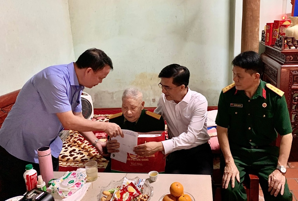 Đồng chí Trần Thanh Hải thăm, tặng quà các cựu chiến binh (CCB), từng tham gia chiến dịch Điện...|https://tanmy.tpbacgiang.bacgiang.gov.vn/chi-tiet-tin-tuc/-/asset_publisher/M0UUAFstbTMq/content/-ong-chi-tran-thanh-hai-tham-tang-qua-cac-cuu-chien-binh-ccb-tung-tham-gia-chien-dich-ien-bien-phu-tren-ia-ban-xa-tan-my
